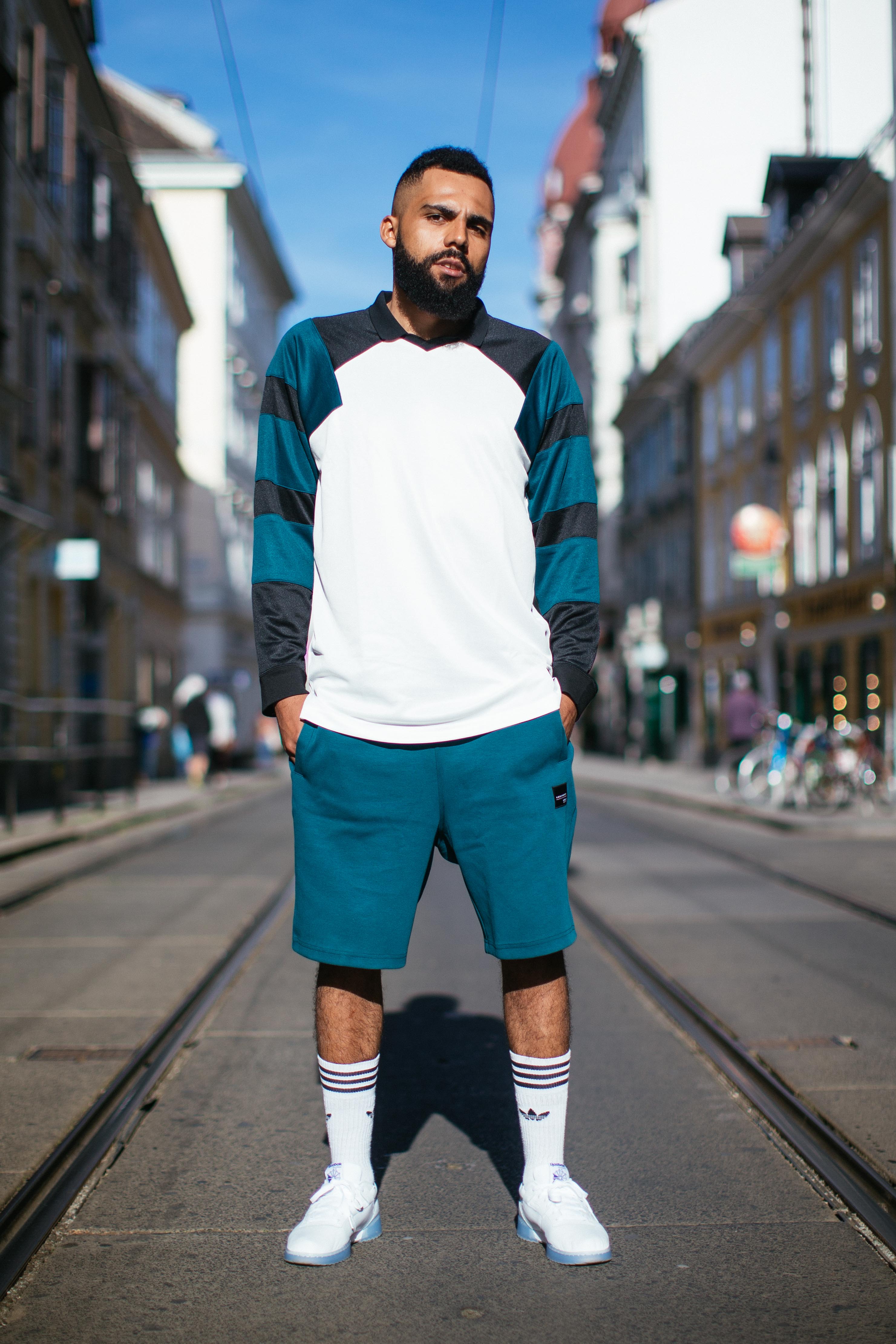 Athleisure-Trend: Jean-Claude Mpassy von New Kiss on the Blog trägt Adidas Originals