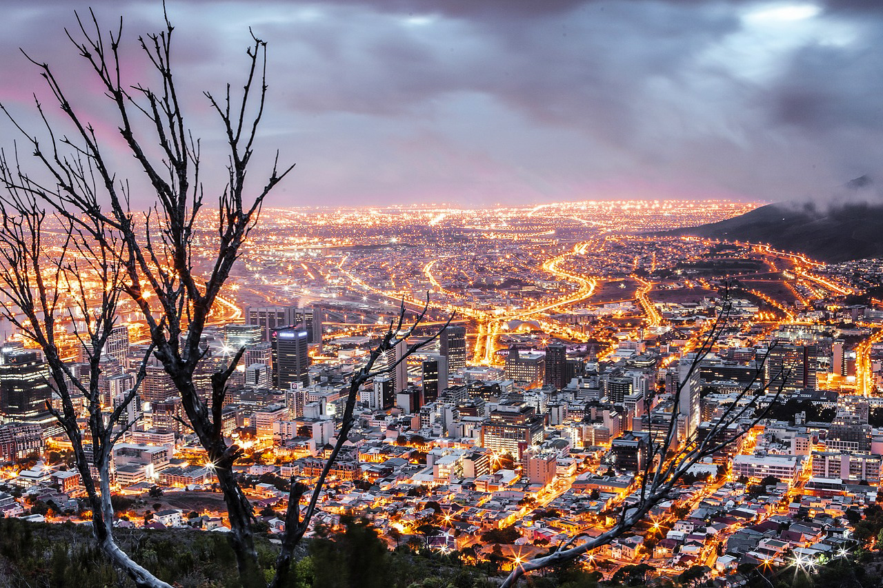 Die Skyline von Kapstadt bei Nacht