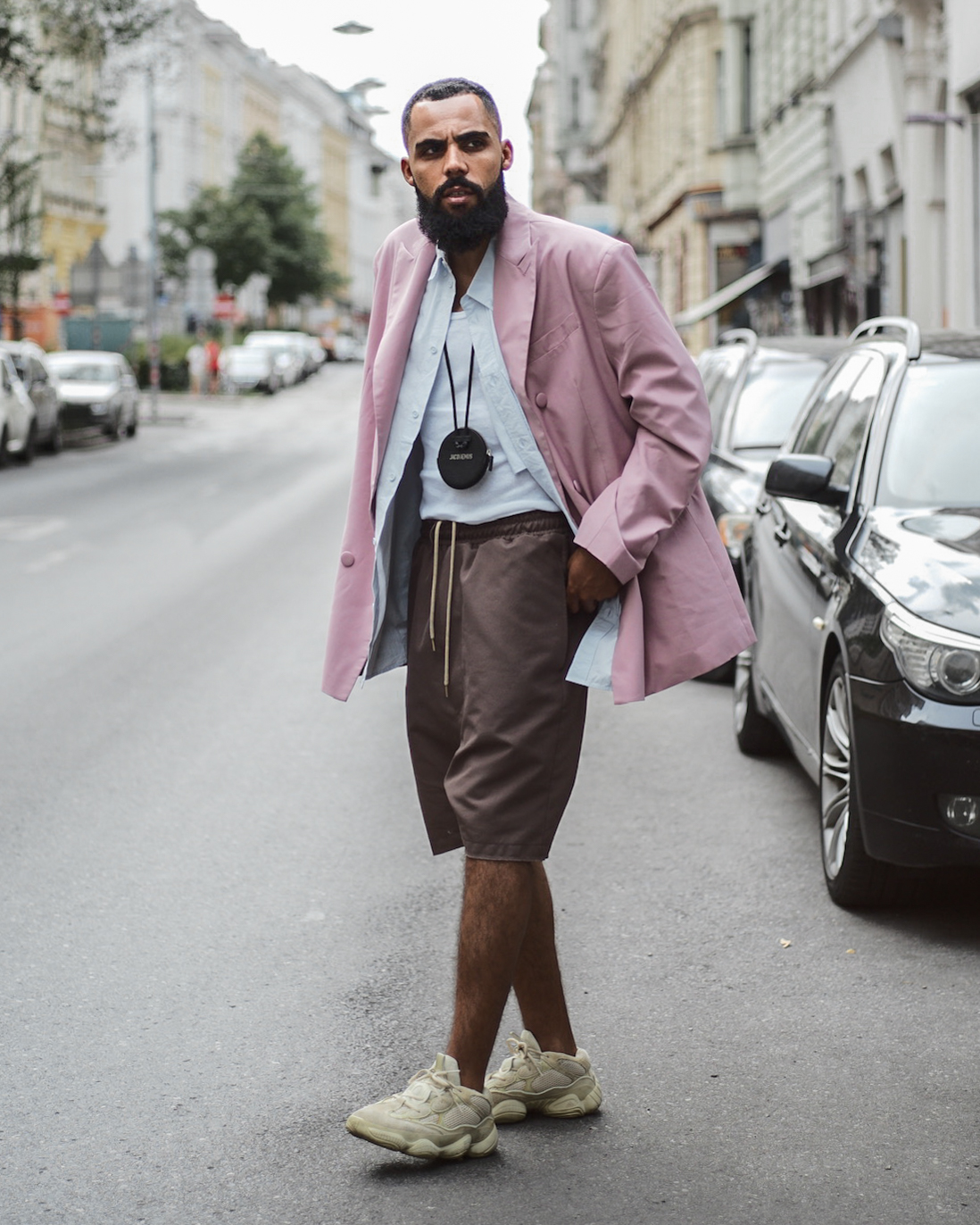 Pastellfarben Modetrend: Street Style Shot von Jean-Claude Mpassy