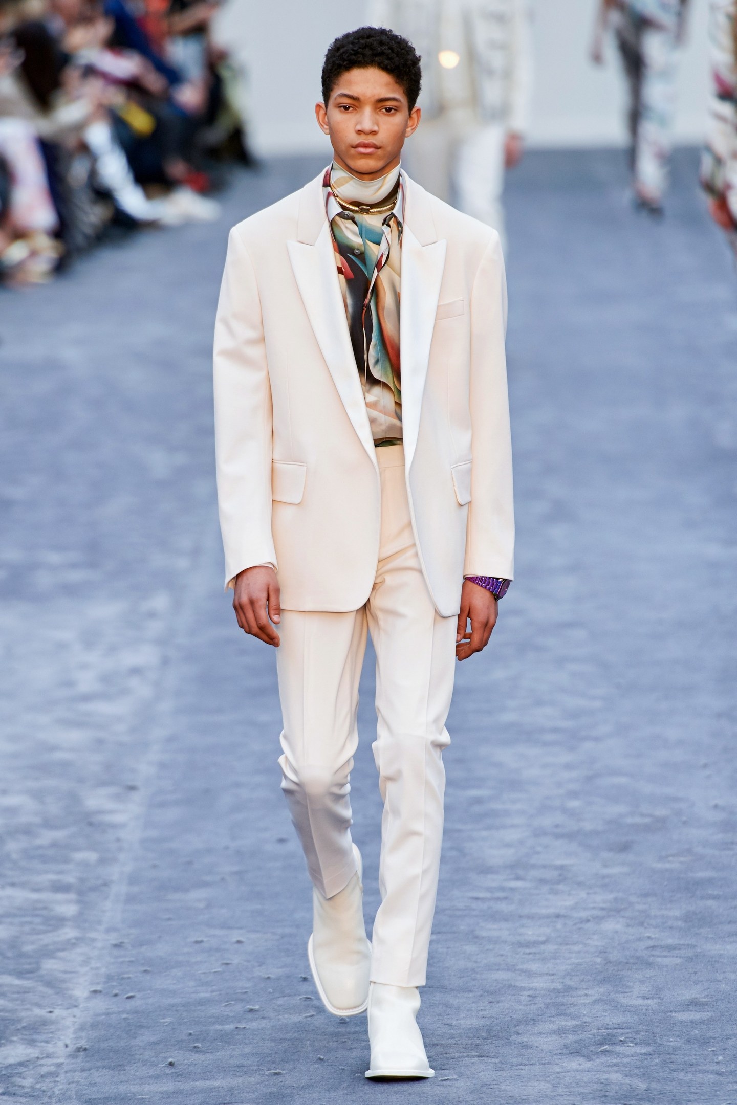 Wie man weiße Anzüge richtig kombiniert: Roberto Cavalli AW19
